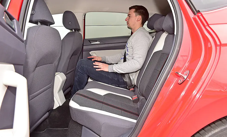 Eine Person sitzt im Fond des VW Polo (2017).