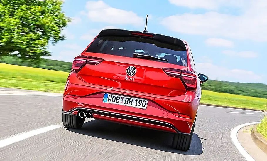 Blick von hinten auf den VW Polo GTI.
