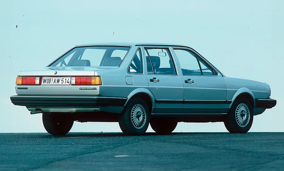 Der VW Santana steht auf einer asphaltierten Fläche, von hinten rechts fotografiert.
