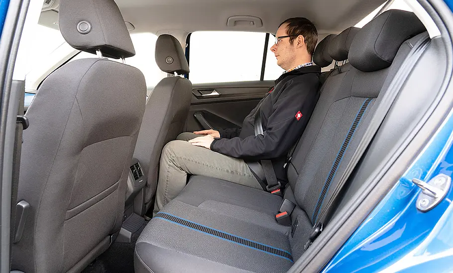 VW T-Roc (2017) Ein Mann sitzt im Fond des VW T-Roc (2017).