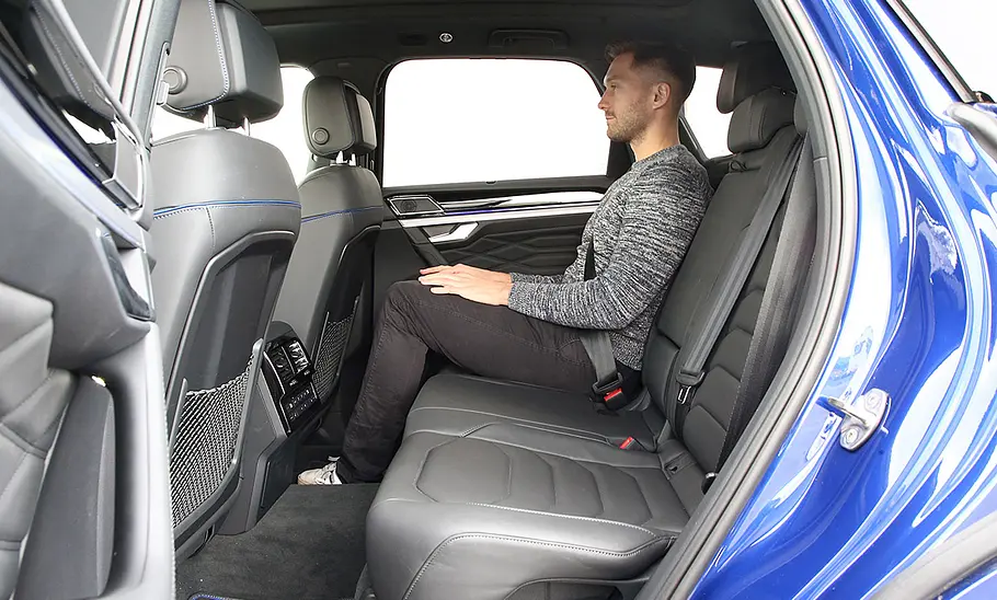 VW Touareg (2018) Eine Person sitzt im Fond des VW Touareg (2018).