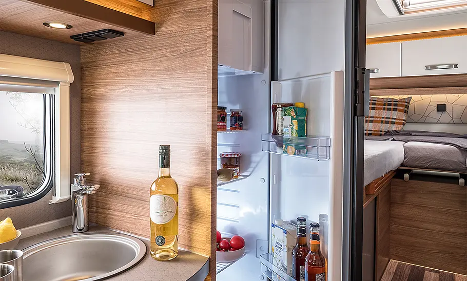 Blick auf den geöffneten Kühlschrank im Weinsberg CaraCompact Edition Pepper (2026).