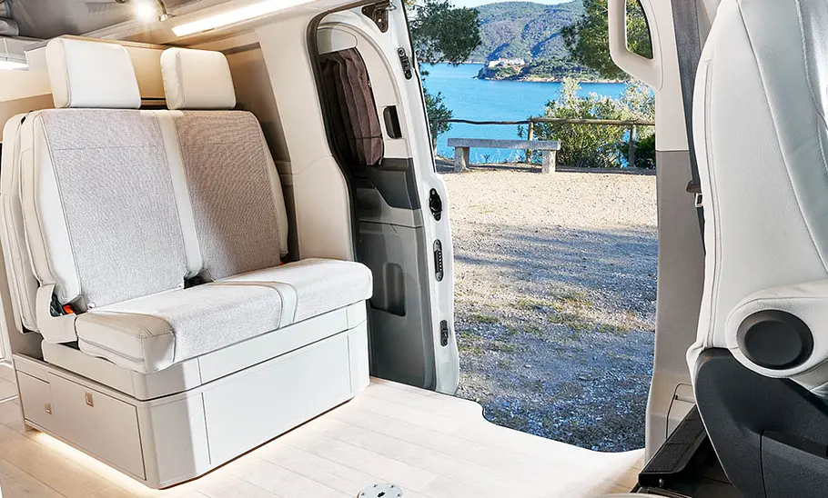 Blick auf die Sitzbank im Westfalia Kelsey (2025), die Schiebetür ist geöffnet.