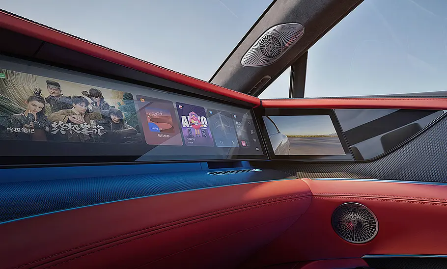 Das Beifahrerdisplay des BYD Yangwang U7 (2024) in der Detailaufnahme.