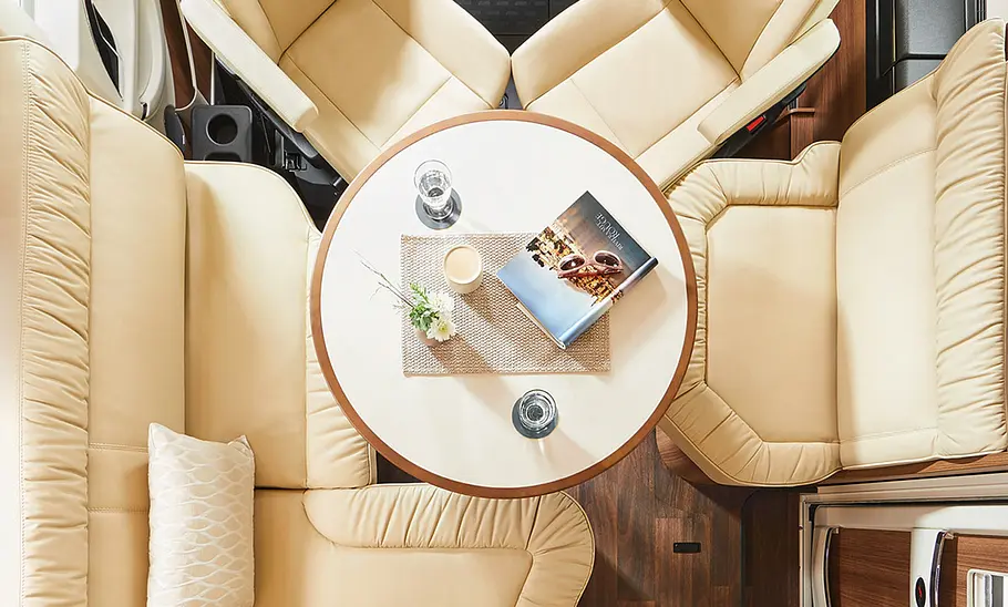 Carthago Chic E-Line I 50 LE (2025) Carthago Chic E-Line I 50 LE (2025) Innenraum Rundtisch von oben