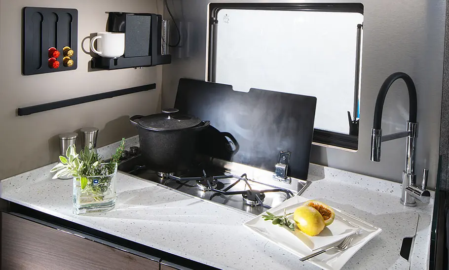 Adria Supersonic 780 SL (2023) Innenansicht Küche