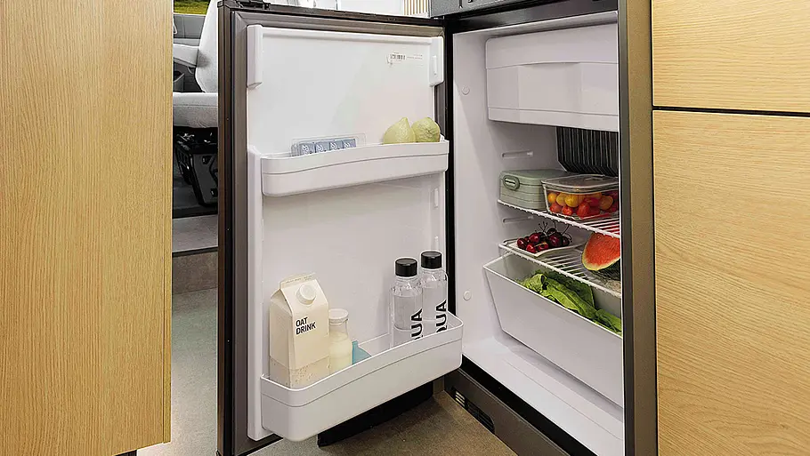 Das Bild zeigt den geöffneten Kühlschrank des Ahorn Camp T 690 (2025) im Detail.