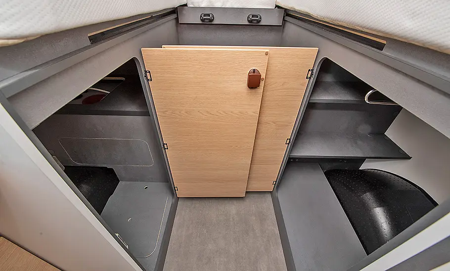 Ahorn Camp T 690 First Edition (2025) Stauraum unter dem Bett im Ahorn Camp T 690 First Edition.