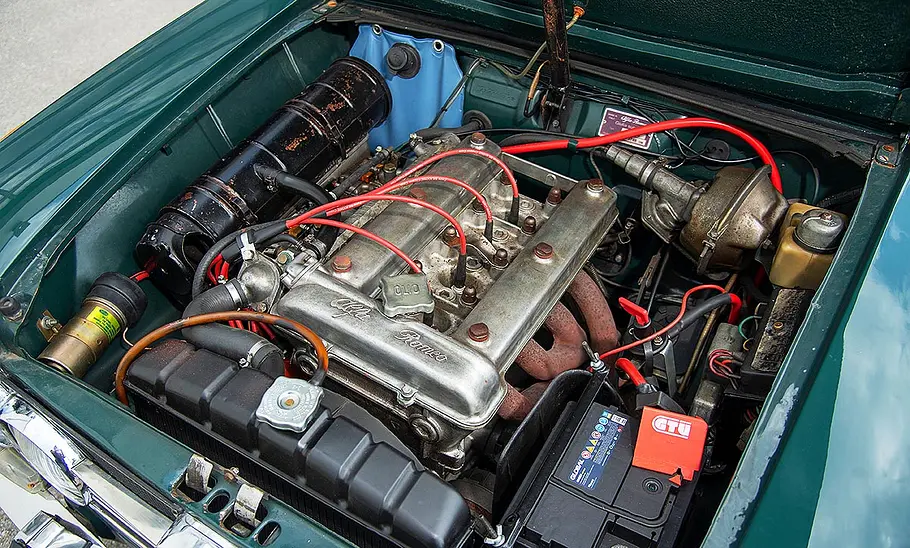 Alfa Romeo Giulia Super Blick in den Motorraum des Alfa Romeo Giulia Super.