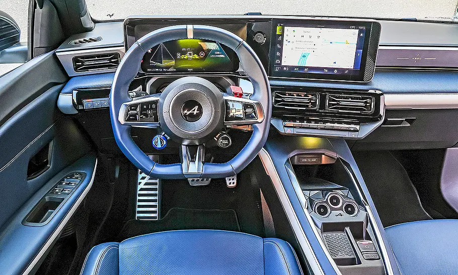 Blick auf die Armaturen im Innenraum der Alpine A290 GTS.