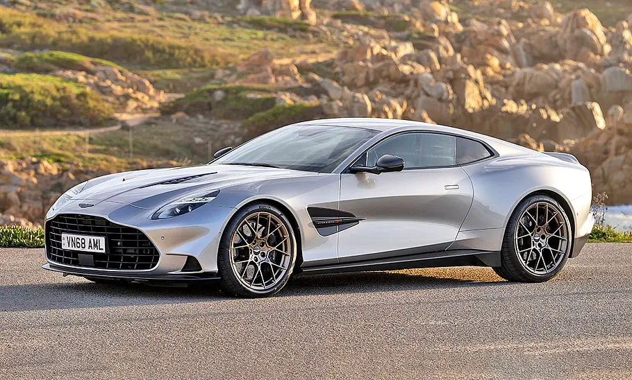 Stehender Aston Martin Vanquish (2024) mit Blick schräg von der linken Seite.