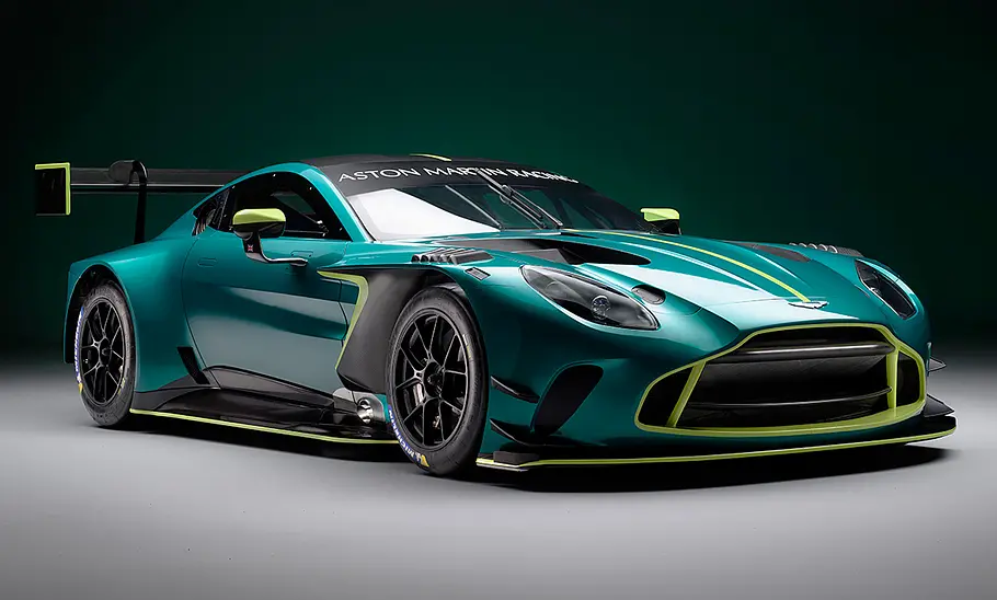 Aston Martin Vantage GT3 (2024) Der Aston Martin Vantage GT3 (2024) statisch von schräg vorne.