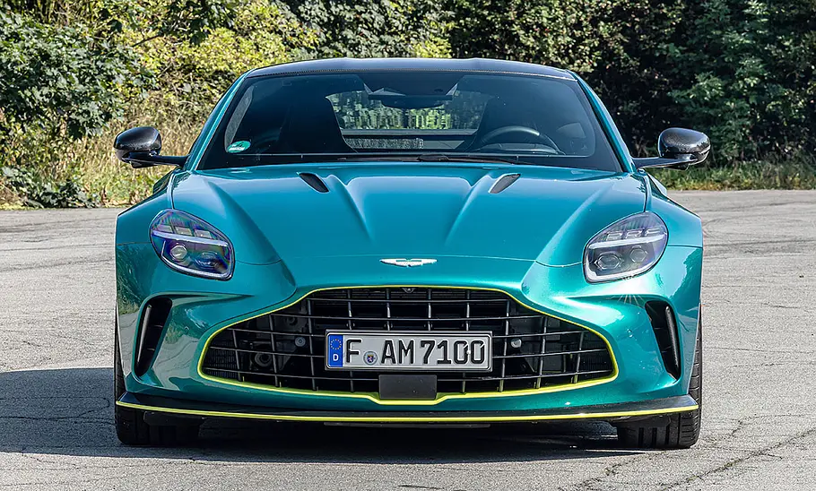 Der Aston Martin Vantage V8 statisch, von vorne fotografiert.