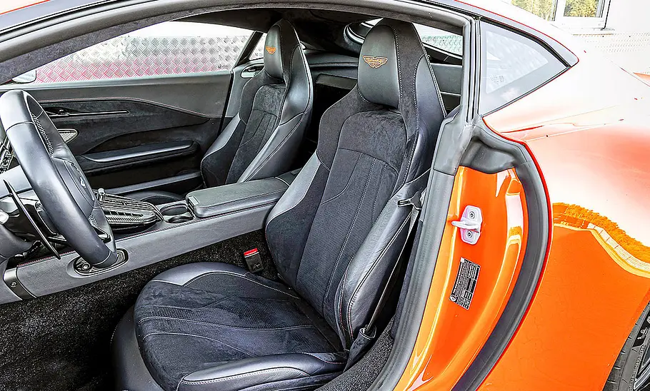 Die Sportsitze des Aston Martin Vantage V8.