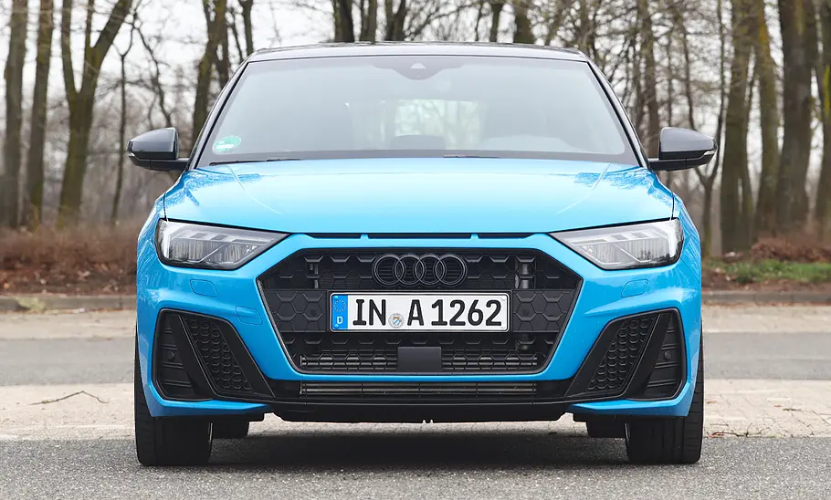 Audi A1 (2018) Der Audi A1 (2018) steht auf einem Parkplatz, von vorne fotografiert.