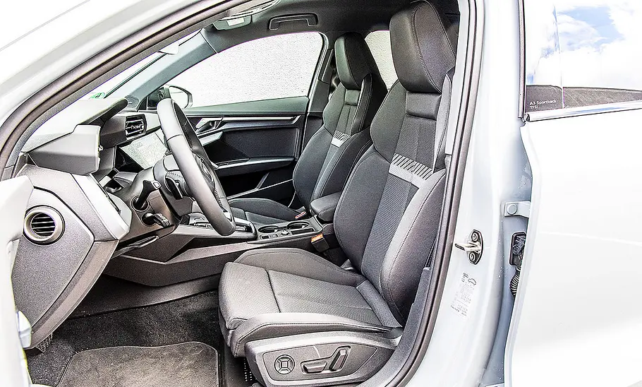 Blick auf die Vordersitze im Innenraum des Audi A3.