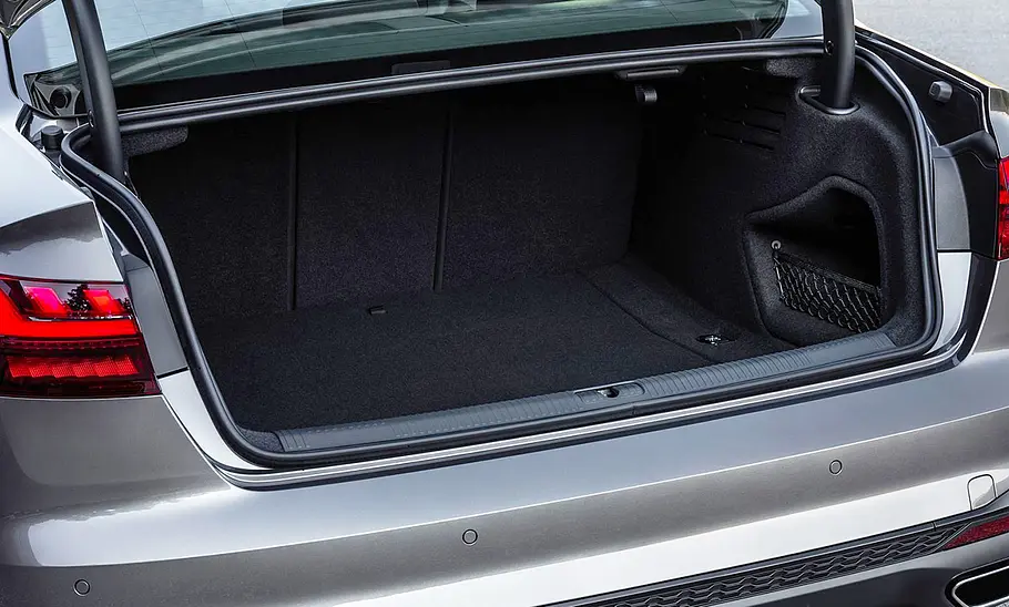 Der Kofferraum des Audi A4 (2019) bei geöffneter Kofferraumklappe.
