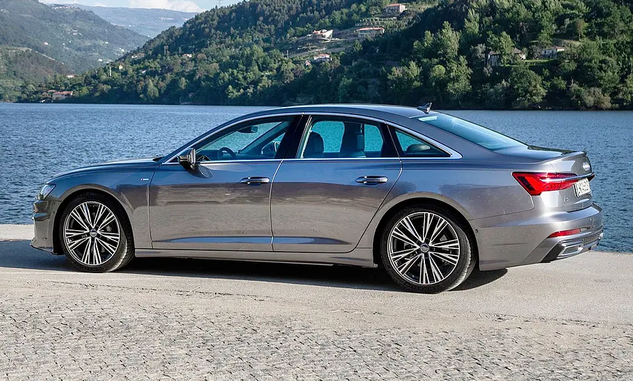 Audi A6 (2018); statisch von der linken Seite