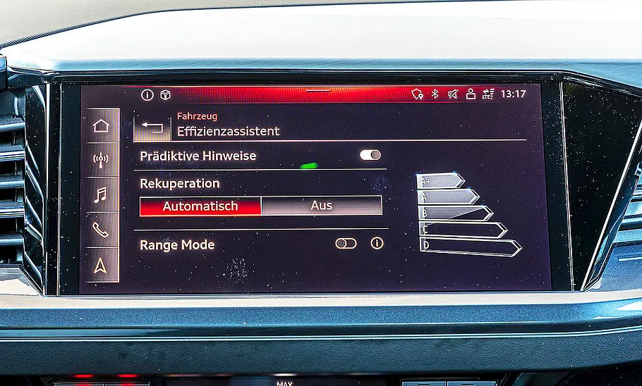 Blick auf den Mittenbildschirm im Innenraum des Audi Q4 e-tron Sportback.