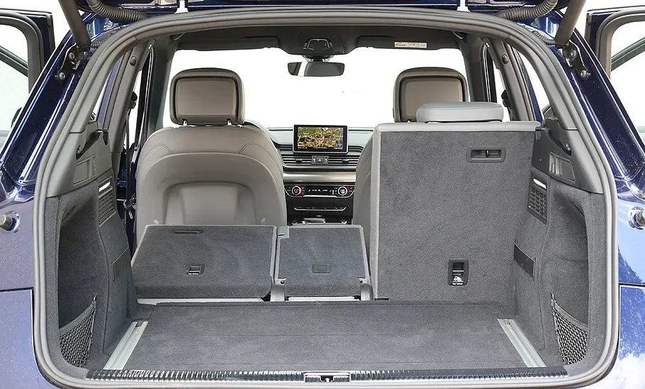 Der Kofferraum des Audi Q5 (2017) mit teilweise umgeklappter Rücksitzbank.