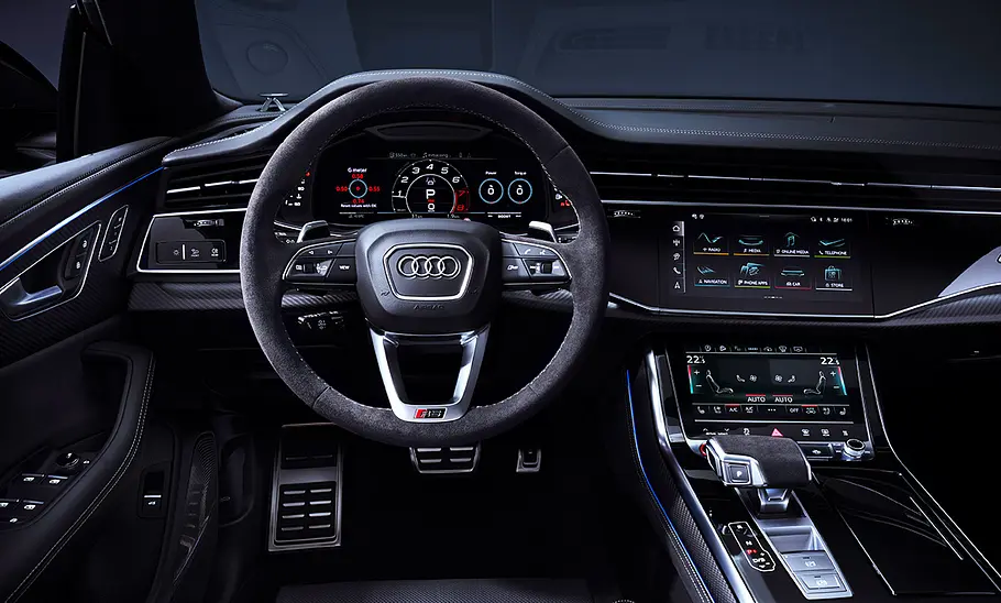 Audi RS Q8 Facelift (2024); Innenansicht; SUV; sportliches SUV; graues Auto, stehend; Cockpit; Innenraum; Interieur; Armaturen; Lenkrad