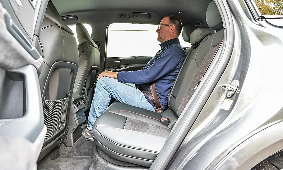 Rücksitze des Audi SQ6 e-tron durch die offene linke Hintertür fotografiert.