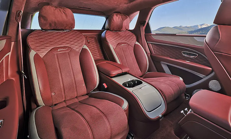 Bentley Bentayga Speed (2025) Rücksitze im Bentley Bentayga Speed (2025).