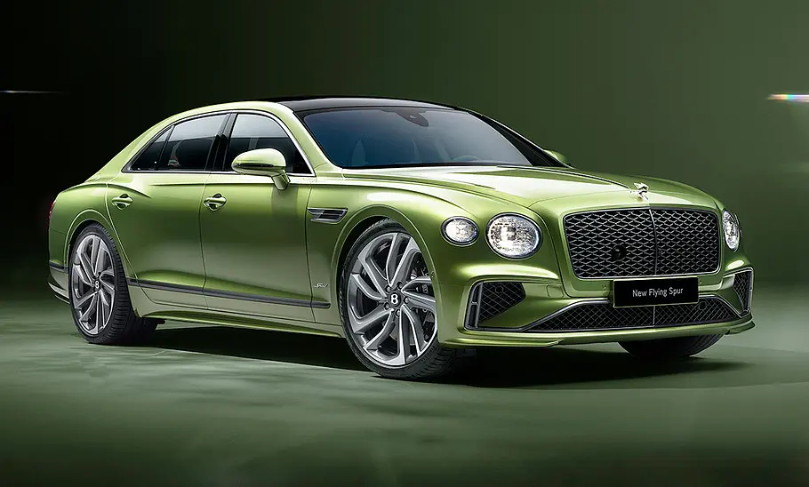 Das Bentley Flying Spur Facelift (2024) in Studioumgebung, von vorne rechts fotografiert.