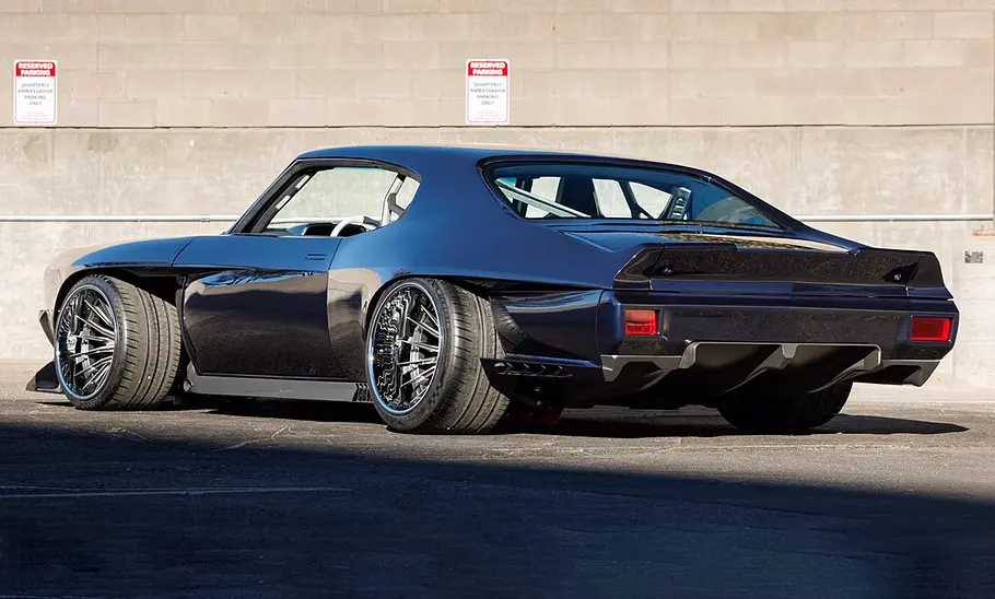 Der Chevrolet Chevelle Blazin Rodz Doughboy statisch von schräg hinten fotografiert.