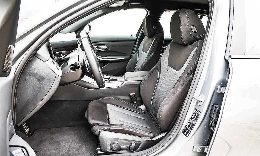 Blick auf die Vordersitze im Innenraum des BMW 330i Touring.