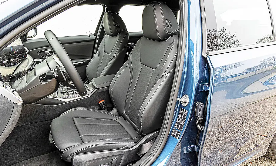 Blick auf die Vordersitze im Innenraum des BMW 3er Touring.