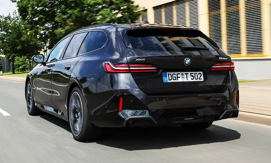 BMW 5er Touring; fahrendes Auto; Außenansicht; Heckansicht