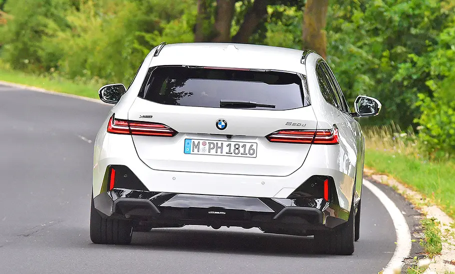 Blick von hinten auf den BMW 5er Touring.
