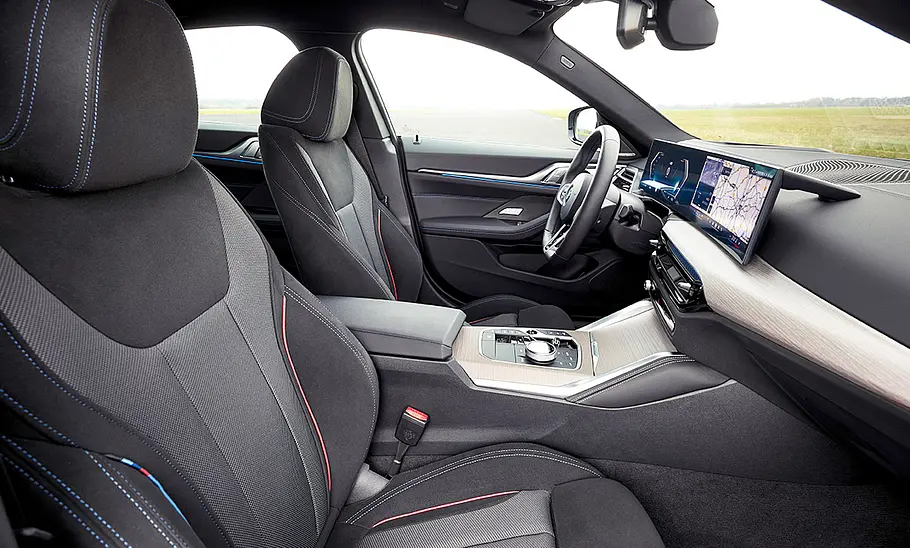 Die vorderen Sitze des BMW i4 Facelift (2024).