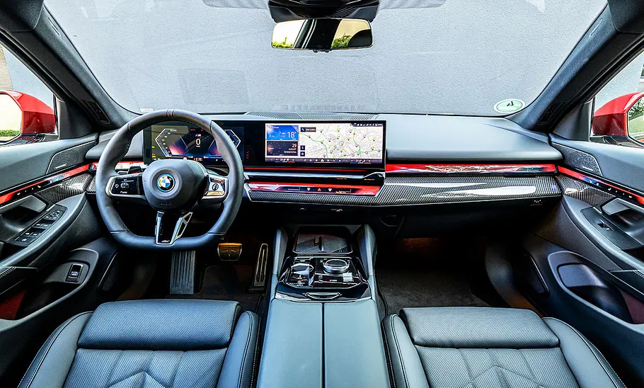 Das Cockpit des BMW i5 Touring.
