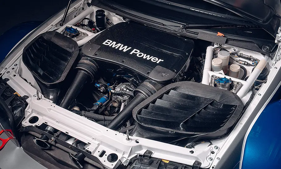 Motor des BMW M3 GTR (E46) bei geöffneter Motorhaube.