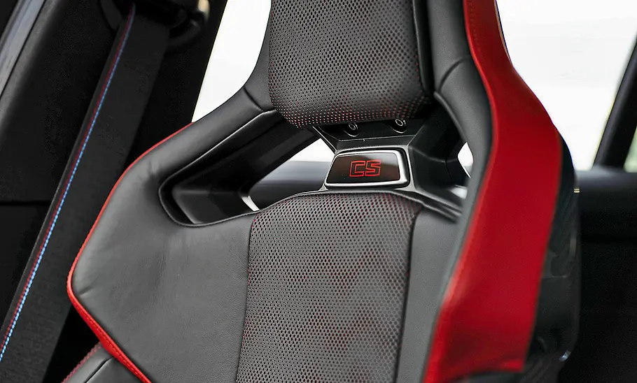 BMW M3 CS Touring (2025) Sitzlehne mit CS-Emblem des BMW M3 CS Touring (2025).