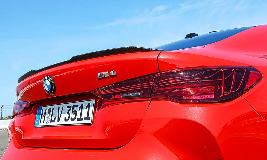 Blick auf die Heckleuchten des BMW M4.