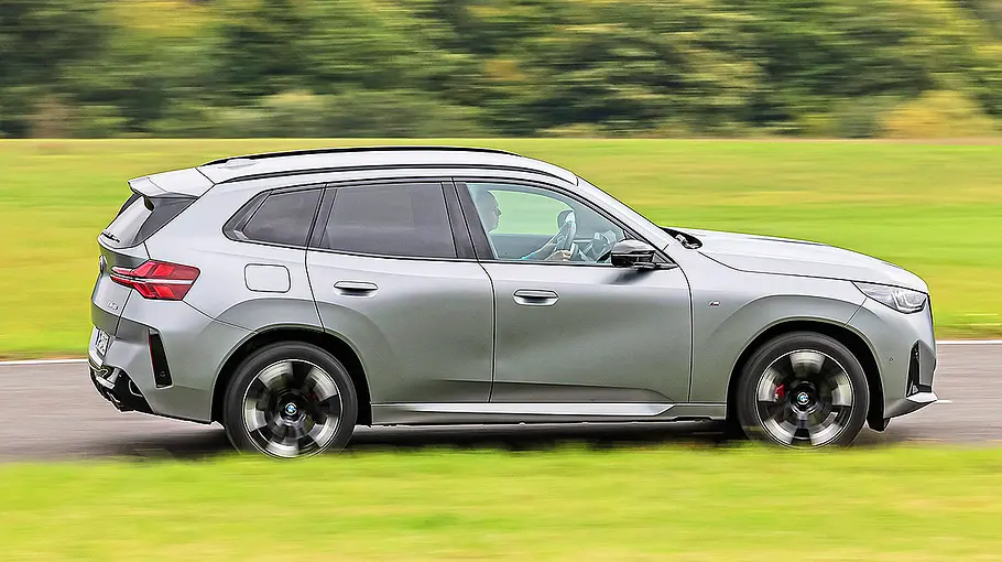 BMW X3 Blick von der Seite auf den fahrenden BMW X3.