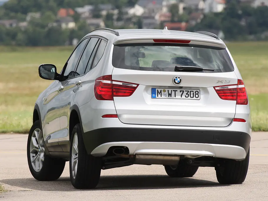 BMW X3 xDrive 20d BMW X3 xDrive 20d SUV-Vergleich 2012 Fahraufnahme Heck Allrad