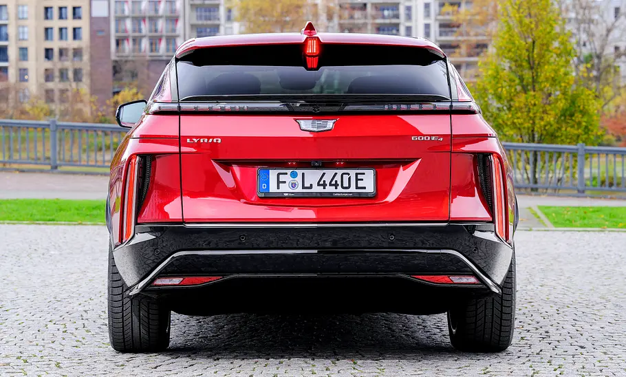 Heckansicht des Cadillac Lyriq (2024).