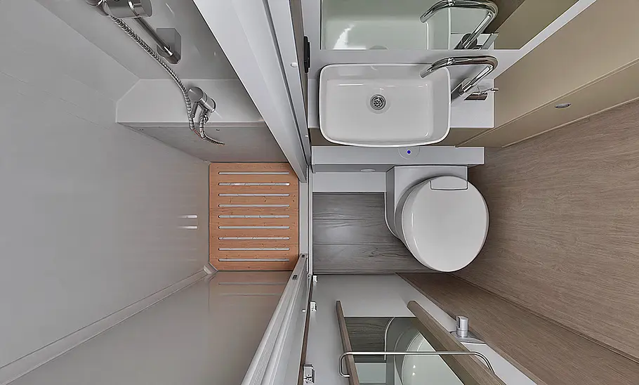 Das Badezimmer des Carado A361 Pro (2025) aus der Vogelperspektive.