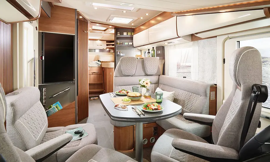 Carthago C2-Tourer I 147 RB-LE L (2025) Carthago C2-Tourer I 147 RB-LE L (2025) Innenansicht: Wohntisch