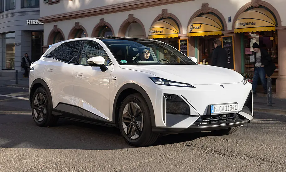 Der Changan Deepal S07 (2025) fährt durch eine Start, von vorne rechts fotografiert.
