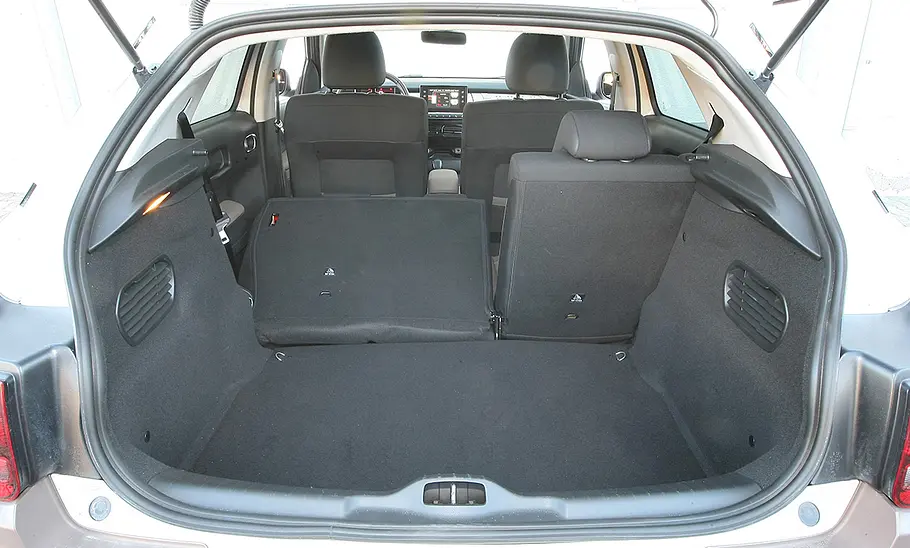 Der Kofferraum des Citroën C4 Cactus (2014).