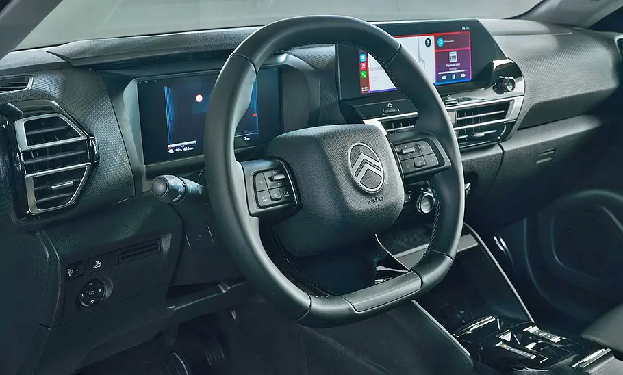 Der Innenraum des Citroën ë-C4 X Facelift (2025), Sicht auf das Lenkrad und Cockpit.