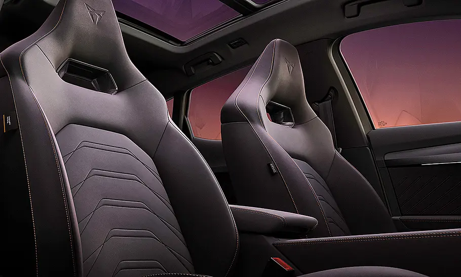 Blick auf die Vordersitze im Innenraum des Cupra Formentor Facelift (2024).