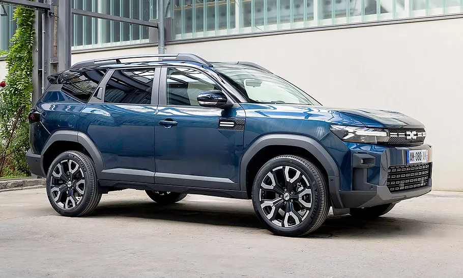 Dacia Bigster (2025) Der Dacia Bigster (2025), statisch von vorne rechts fotografiert.