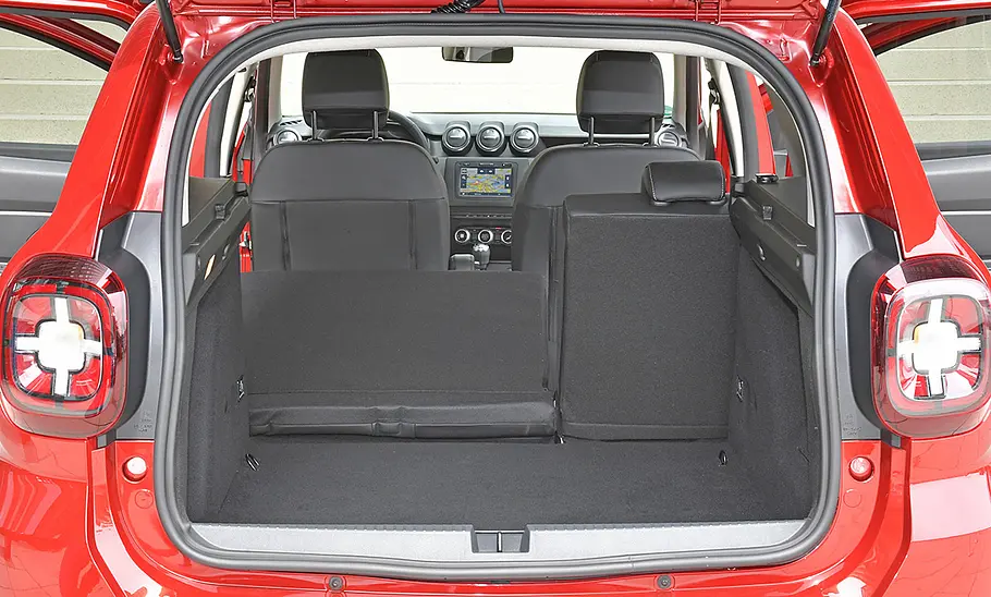 Der Kofferraum des Dacia Duster (2018) mit teilweise umgeklappter Rücksitzbank.