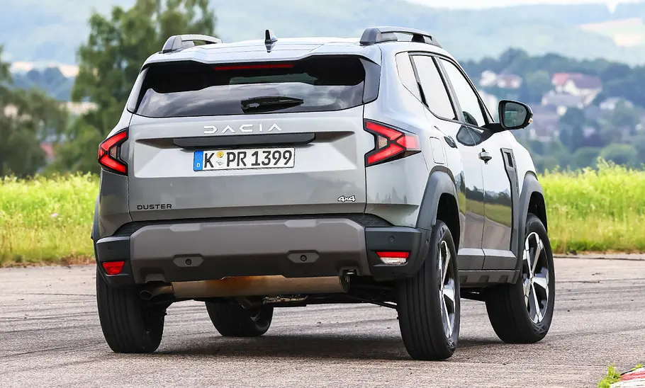 Dacia Duster; fahrend; Außenansicht; SUV; Heckansicht